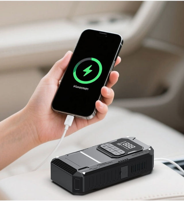 Un téléphone en charge sur le booster